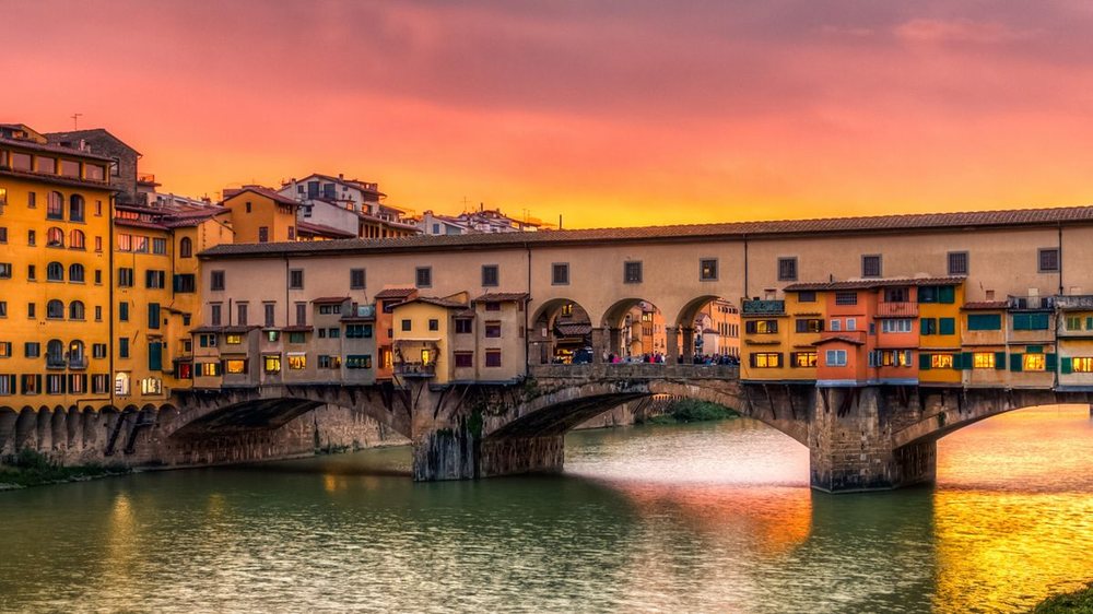 Il Ponte Vecchio di Firenze al tramonto sull'Arno