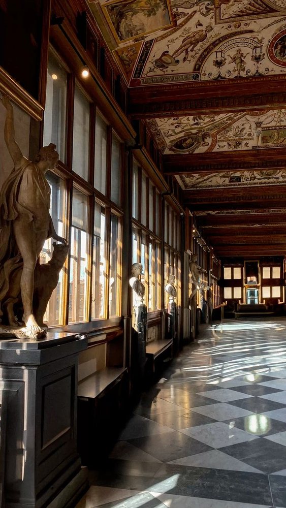 Corridoio della Galleria degli Uffizi a Firenze con statue e soffitto affrescato
